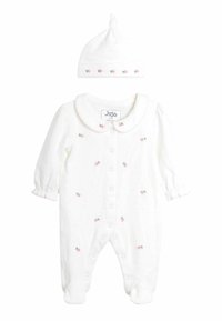 Un body blanc pour bébé avec broderie florale rose, col Peter Pan, manches longues et fermetures à pression ; bonnet blanc assorti avec accents floraux.