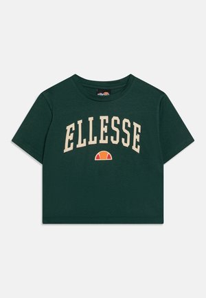 Ciemnozielona krótka koszulka z krótkimi rękawami z napisem "ELLESSE" i półokrągłym logo w kolorach beżowym, pomarańczowym i czerwonym na piersi.