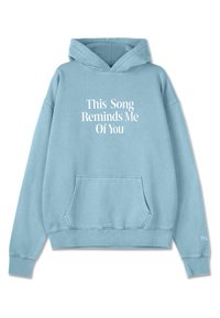 Felpa blu in cotone con tasca a marsupio, polsini e orlo a costine. Testo "Questa canzone mi ricorda di te" in bianco sulla parte frontale.