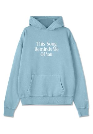 Modrá bavlněná mikina s kapucí, která má klokanskou kapsu, žebrované manžety a lem. Na přední straně je bílý text "Tato píseň mi připomíná tebe".