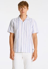 Camicia a maniche corte con bottoni in azzurro chiaro e strisce verticali bianche, con colletto, tessuto leggero e vestibilità comoda.