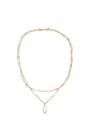 Collier double couche avec une chaîne de petites perles pastel et une fine chaîne en or avec un pendentif unique en grosse perle blanche.