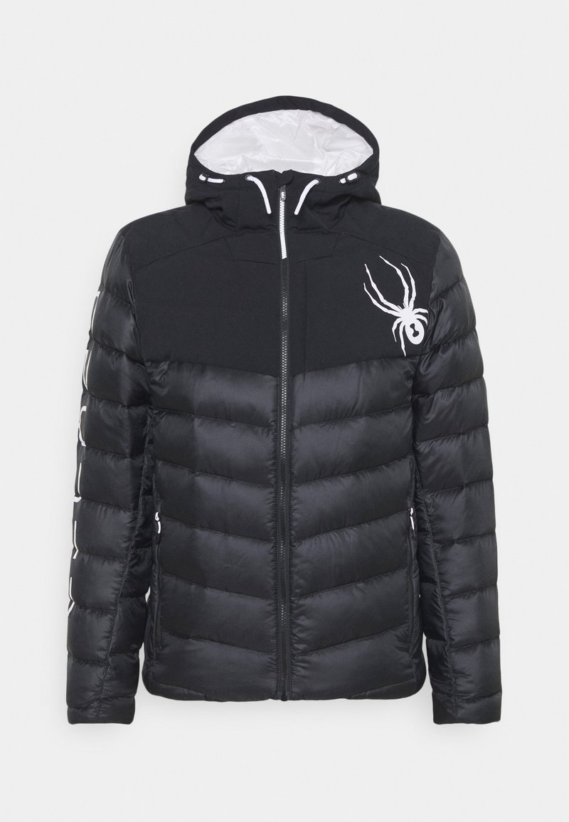 Doudoune noire avec capuche, fermeture éclair blanche, logo araignée blanc sur la poitrine et accents blancs sur les manches et la doublure de la capuche.