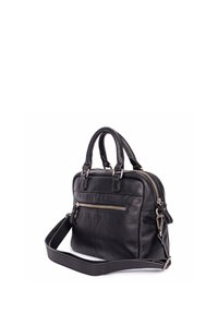 Sac à main en cuir noir avec deux poignées supérieures, une bandoulière réglable, une poche zippée à l'avant et des éléments en métal argenté.