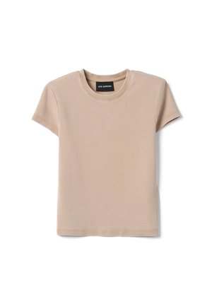 Beiges T-Shirt mit kurzen Ärmeln und Rundhalsausschnitt mit "LES COPAINS" Etikett im inneren hinteren Halsausschnitt, flach liegend auf weißem Hintergrund.