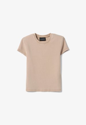 Beiges T-Shirt mit kurzen Ärmeln und Rundhalsausschnitt mit "LES COPAINS" Etikett im inneren hinteren Halsausschnitt, flach liegend auf weißem Hintergrund.