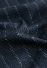 Tessuto blu scuro con sottili righe più chiare. La texture è liscia e leggermente tessuta, tipica del materiale denim.