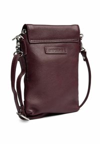 Burgundijas krāsas ādas sānu soma ar teksturētu virsmu, augšējo kabatas aizdari, regulējamu siksnu un logotipa akcentu priekšpusē.