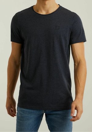 Granatowa koszulka z krótkim rękawem i okrągłym dekoltem, wykonana z miękkiego materiału, z małym wytłoczonym logo na klatce piersiowej oraz luźnym fasonem.