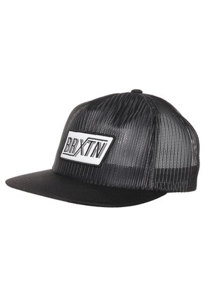 Czarna siatkowa czapka trucker z płaskim daszkiem i białą prostokątną naszywką z przodu, na której widnieje logo "BRXTN" czarnymi literami.