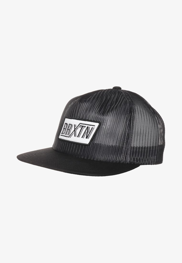 Casquette trucker noire en mesh avec une visière plate et un patch rectangulaire blanc à l'avant affichant le logo "BRXTN" en lettres noires.