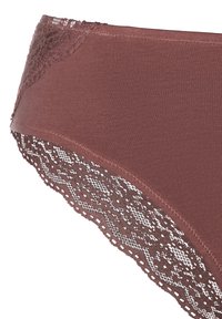 Kokvilnas maisījuma apakšbikses mauve krāsā ar mežģīņu apdari jostasvietā. Iezīmējas ar gludu tekstūru un ziedu mežģīņu detaļām malās.
