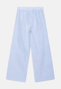 Pantaloni larghi a righe blu e bianche realizzati in tessuto leggero, con vita elasticizzata e taglio dritto, caratterizzati da una superficie liscia.