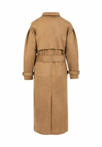 Long trench beige avec une large ceinture et des poignets à boucles, vu de dos sur fond blanc.