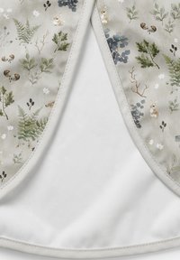 Blommönstrad tyg med kaniner, löv och ekollon i dämpade färger på ena sidan; enfärgad vit tyg på baksidan; avslutad med en lätt kant.