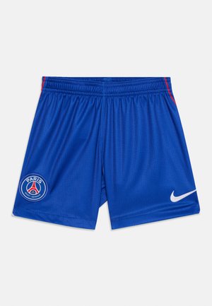 Modré športové šortky s červeným lemom, logo Paris Saint-Germain na ľavej nohe a biely znak Nike na pravej nohe.