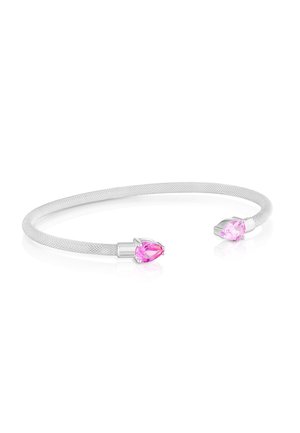 Brazalete de plata con gemas en forma de lágrima de color rosa en cada extremo abierto sobre fondo blanco.