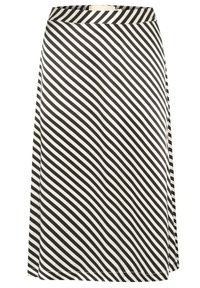 Sukňa s čierno-bielymi pruhmi v A-špekte, hladká tkanina a elastický pás. Pruhy sú diagonálne na tkanine.