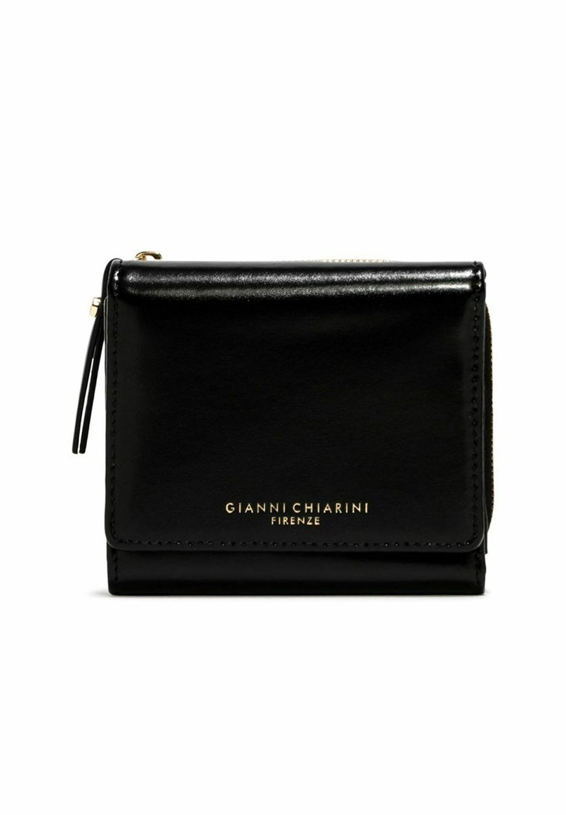 Portefeuille en cuir noir à texture lisse, doté d'un rabat avant, d'un logo doré et d'une fermeture éclair latérale pour une sécurité optimale. Design compact.