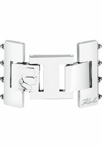 Bracciale in metallo argento con anelli rettangolari, design profilo inciso, firma del marchio e finitura lucida con accentuazioni a catena.