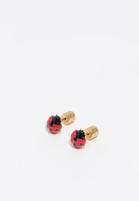 Pendientes de botón de mariquita en rojo y negro con hardware dorado. Acabado en esmalte brillante, forma redondeada y manchas detalladas que aumentan el interés visual.