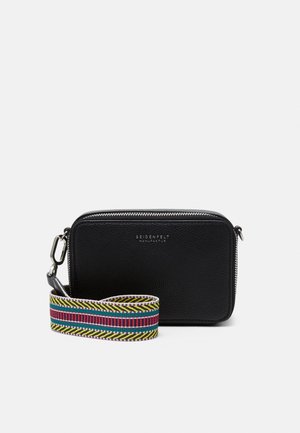 Černá kožená obdélníková crossbody taška s texturovaným povrchem, která má barevný pruhovaný látkový popruh a stříbrné zipové kování.