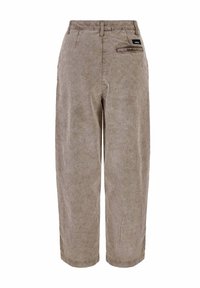 Beige corduroy broek met een ontspannen pasvorm, verticale ribbels, een achterzak en een klein merklab op de tailleband.