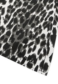 Czarny i szary materiał w panterkę o gładkiej teksturze, z białym tłem i małym haftowanym logo w rogu.