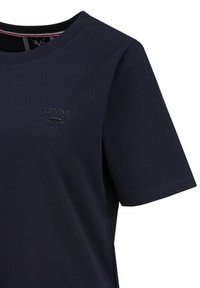 Navyblaue Baumwoll-T-Shirt mit Rundhalsausschnitt, kurzen Ärmeln und einem kleinen eingeprägten Logo auf der Brust. Glatte Textur.