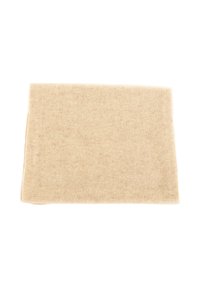 Écharpe en laine douce beige pliée avec une texture de tricot fine sur un fond blanc.
