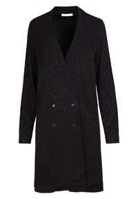Robe blazer noire à manches longues avec une texture subtilement imprimée, col en V, boutons croisés et une poche poitrine sur le côté gauche.