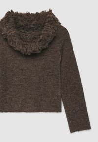 Pull marron avec une texture côtelée et duveteuse, doté d'un large col volanté et de manches longues. L'ourlet est droit avec un minimum de détails.