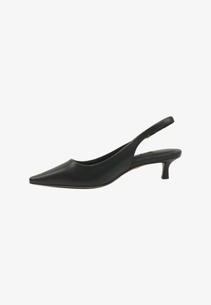Chaussure slingback en cuir noir à bout pointu, à petit talon kitten et finition lisse, présentée sur un fond blanc.