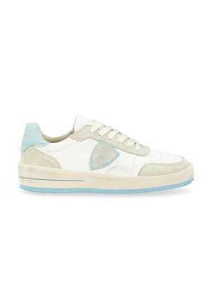 - Sneakersy niskie