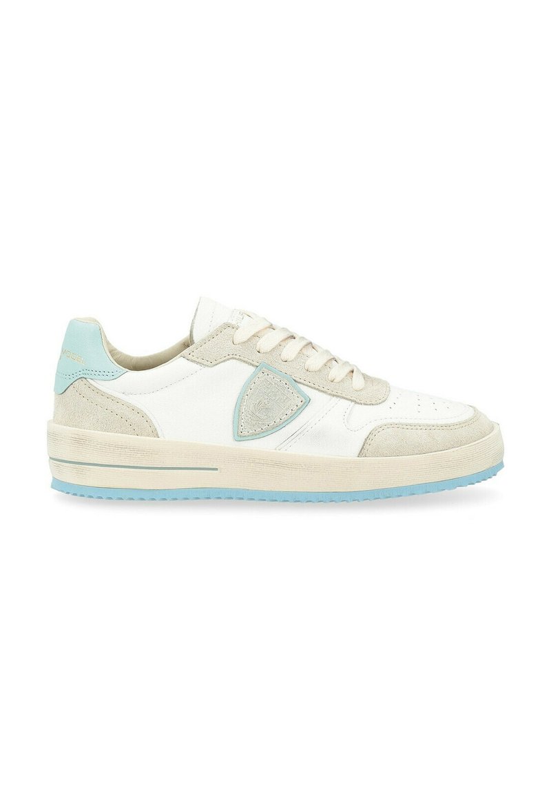 Białe skórzane sneakersy z beżowymi zamszowymi akcentami, jasnoniebieskim obcasem, płaskimi sznurówkami, perforowanym przodem oraz grubą, teksturowaną podeszwą.