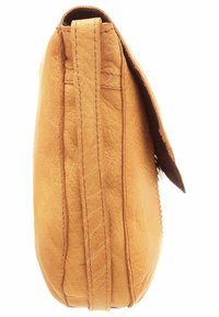 Brązowa torba na ramię wykonana ze skóry, widziana z boku, z widocznym przeszyciem i częściowo otwartą klapką na białym tle.