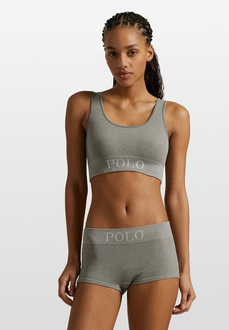 Šedá sportovní podprsenka s žebrovaným vzorem a kalhotky ve stylu boyshorts, s logem "POLO" na pásku, vyrobené z měkké bavlněné směsi s přiléhavým střihem.