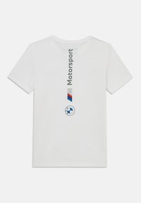 Baltas medvilnės marškinėliai su vertikaliu "Motorsport" tekstu pilka spalva, papuošti mėlynu ir raudonu logotipu apačioje bei apskritu BMW emblem.