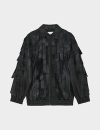 Μαύρο δερμάτινο μπουφάν με λουριά κρόσσια, με φερμουάρ, γιακά και ελαστικές μανσέτες και τελείωμα. Υφή με έντονο σχέδιο.