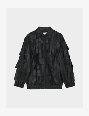 Mustast nahast jakk, millel on tuttvöötajad, lukuga sulgemine, krae ning elastsed varrukaotsad ja alumine serv. Tekstuuritud pind julge kujundusega.