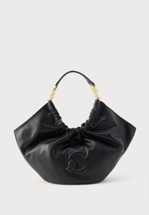 Bolso de cuero negro con parte superior fruncida, cadena dorada y asa de cuero, con un logo decorativo en relieve en el centro frontal.