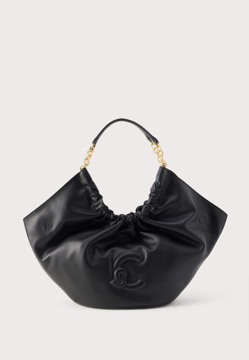 Zwarte leren handtas met geplooide bovenkant, gouden ketting en leren handvat, en geperst decoratief logo in het midden aan de voorkant.