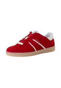Rote Wildledersneaker mit weißen Akzenten, runder Zehenpartie und flacher Sohle. Verfügt über zwei horizontale Streifen und strukturiertes Detail auf dem Obermaterial.