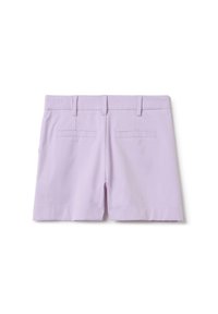 Pantaloni corti lilla realizzati in tessuto misto cotone, con un design su misura, due tasche posteriori e passanti per cintura. Texture liscia e linee pulite.