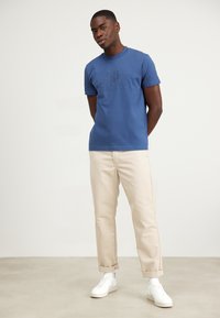 GANT TONAL SHIELD - Triko s potiskem - dunkelblau