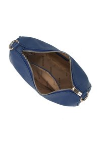 Pochette en cuir bleu avec une finition texturée, de forme ovale, fermeture éclair en haut, et un intérieur de couleur claire avec un revêtement marqué.