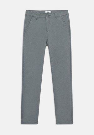 Pantalons gris ajustés avec un léger motif à petits carreaux, poches avant, passants de ceinture et fermeture à bouton à la taille.