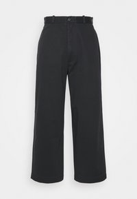 Pantalones de pierna ancha negros de algodón, con cierre de botón y cremallera, lazos para cinturón y dobladillos doblados sin patrones visibles.