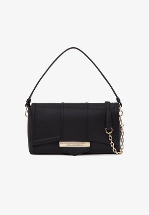 Μαύρη ορθογώνια δερμάτινη τσάντα χειρός με πάνω λαβή, λεπτομέρεια χρυσής αλυσίδας και χρυσό κούμπωμα χαραγμένο με το όνομα της μάρκας.