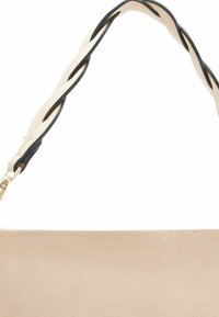 Bolso beige de ante sintético con diseño plano, cuenta con un asa trenzada en negro y crema, y herrajes en tono dorado. Textura suave en general.